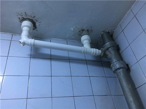 海门老房生锈铸铁下水管道改PVC管