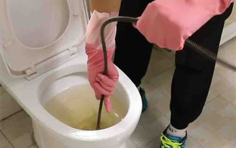 海门区马桶疏通师傅使用专业疏通机疏通堵塞马桶，弹簧钢丝深入管道打通堵塞
